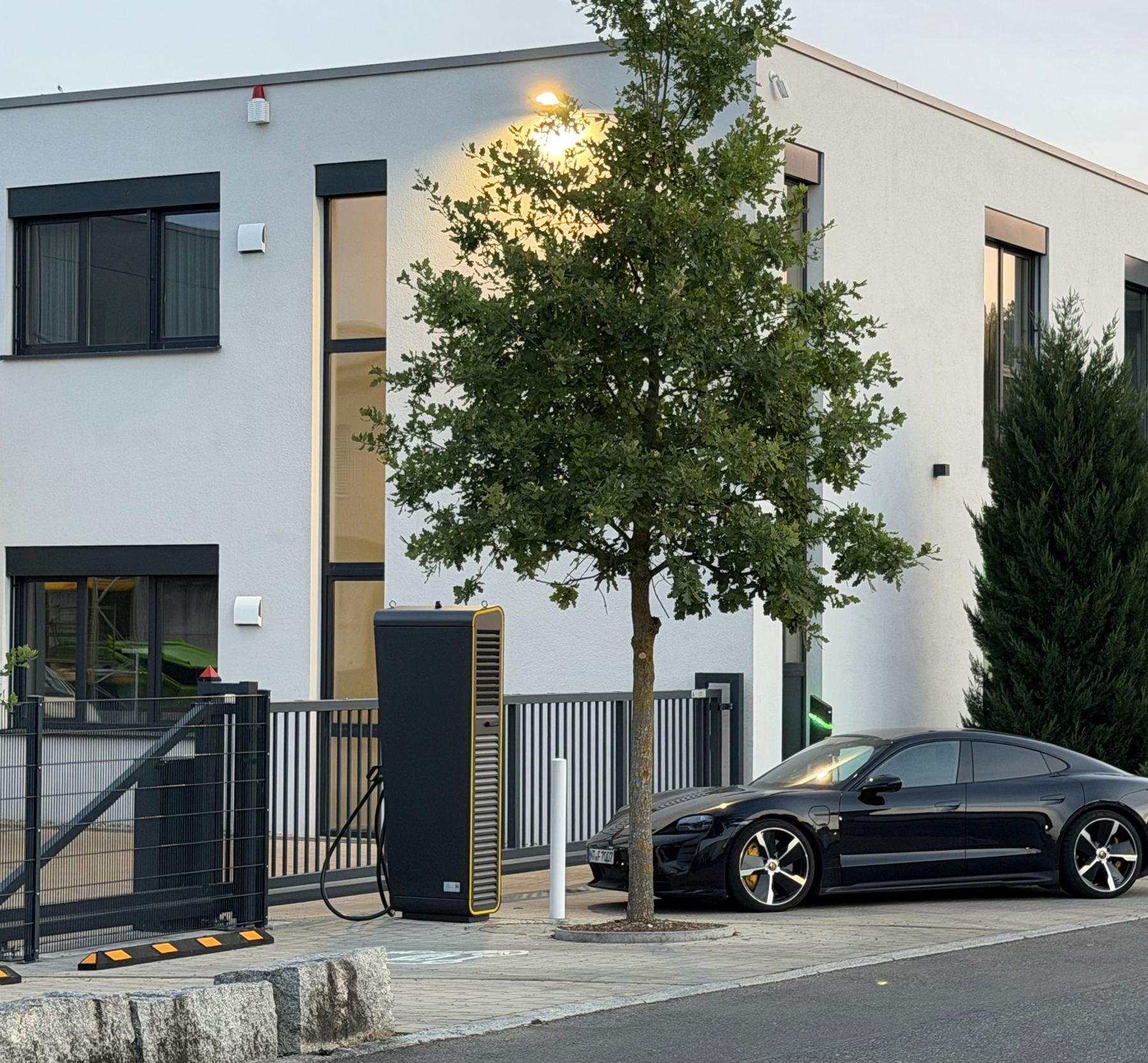 HSG Innovation HUB in Frickenhausen in der Region Stuttgart mit DC-Ladeinfrastruktur