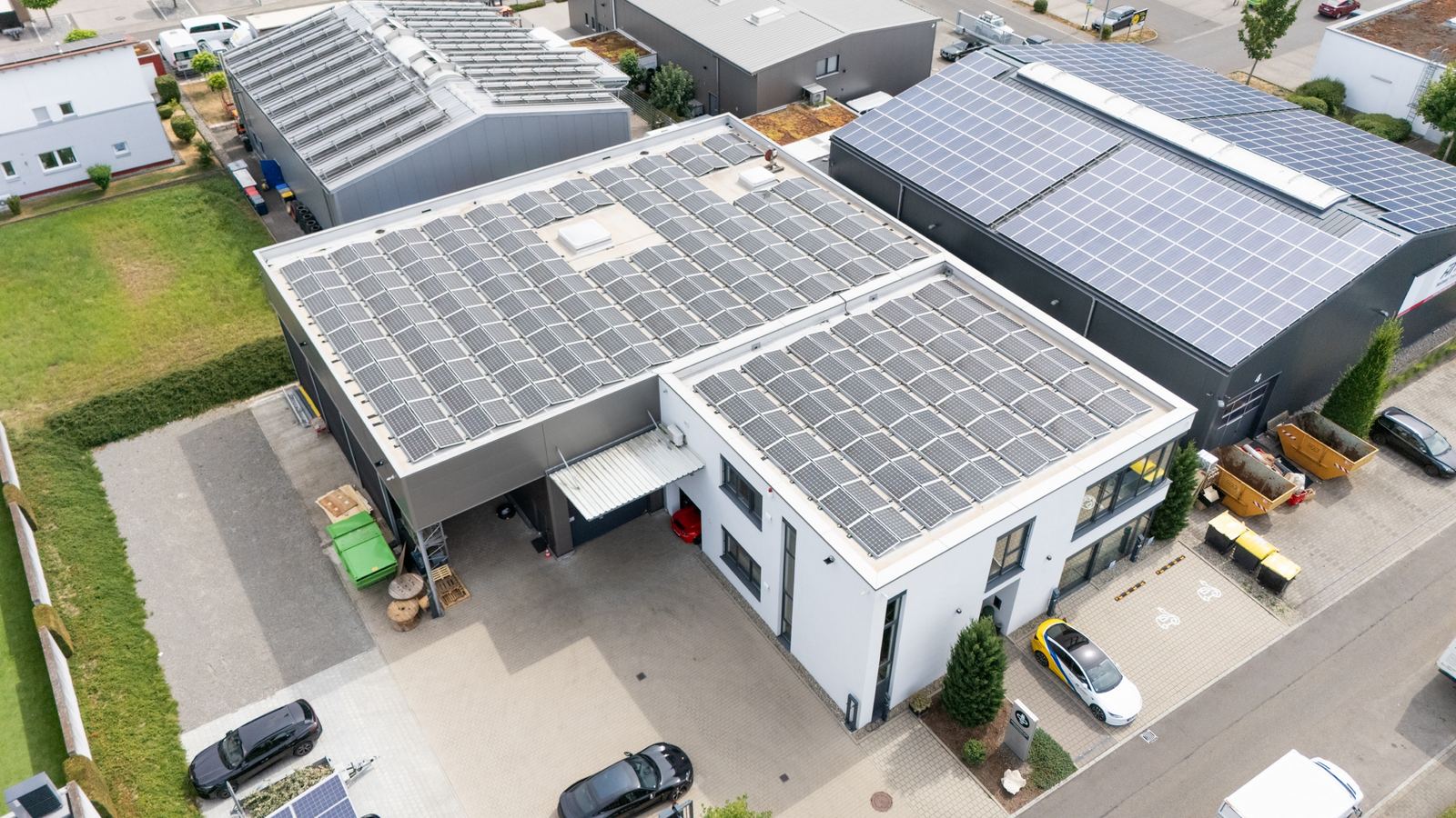 Photovoltaik auf den Flachdächern des HSG-Standorts