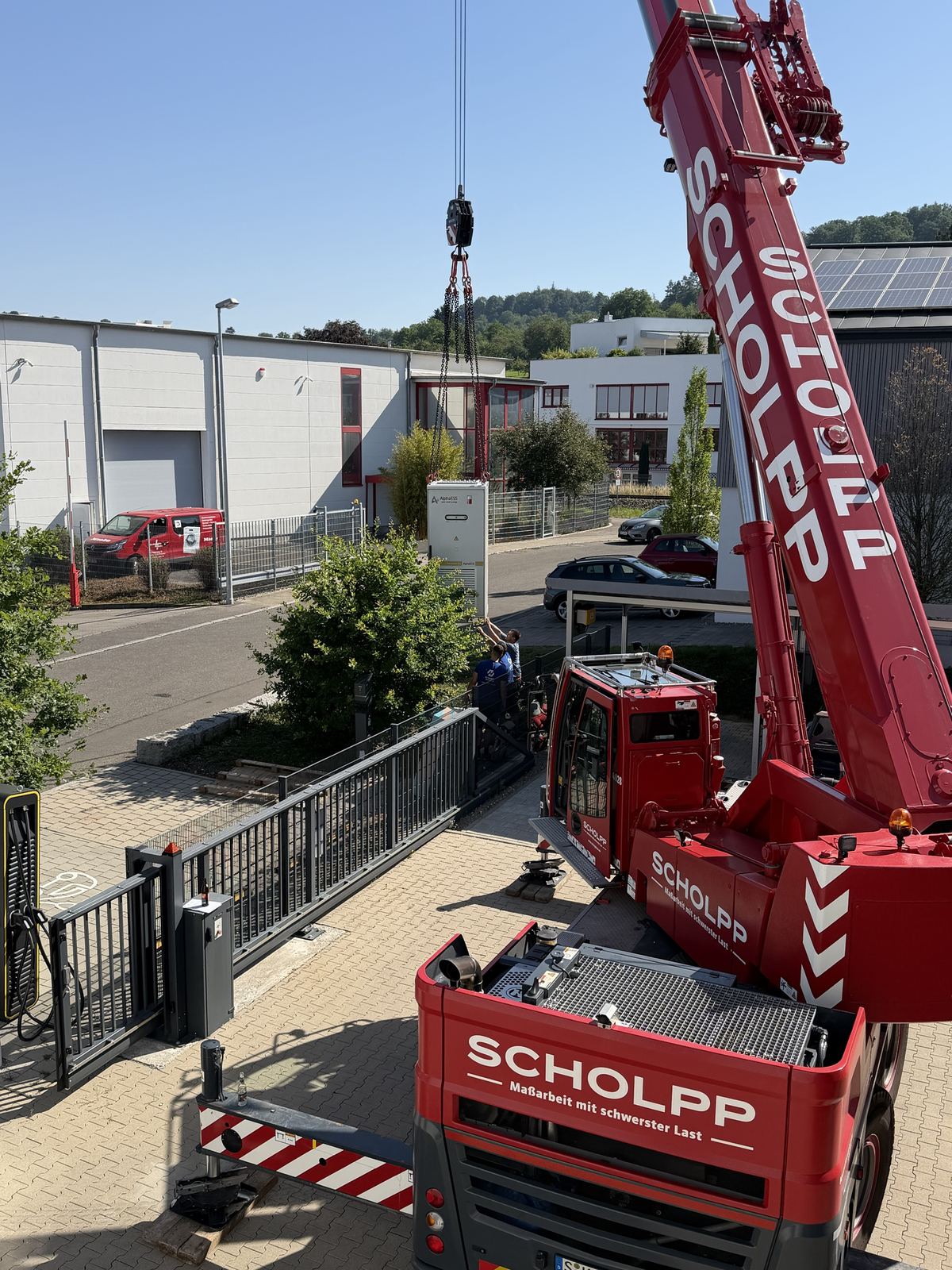 Kran und Fachkräfte bei der Montage des Speichers am HSG-Standort